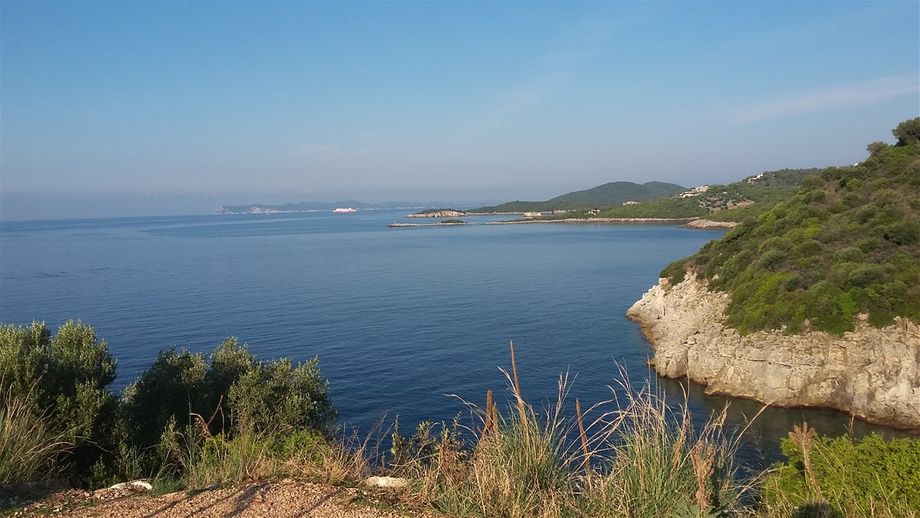 Foto fra Sivota med øen Korfu ude i horisonten