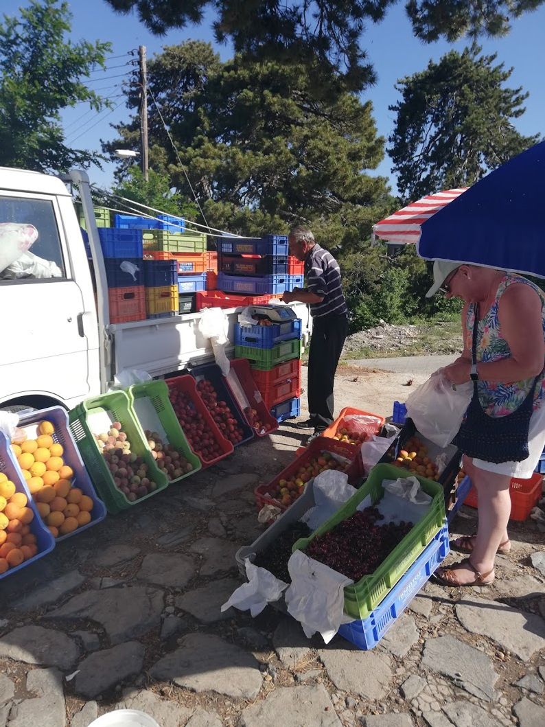 Der er ofte god mulighed for at købe en pose lokal frugt.