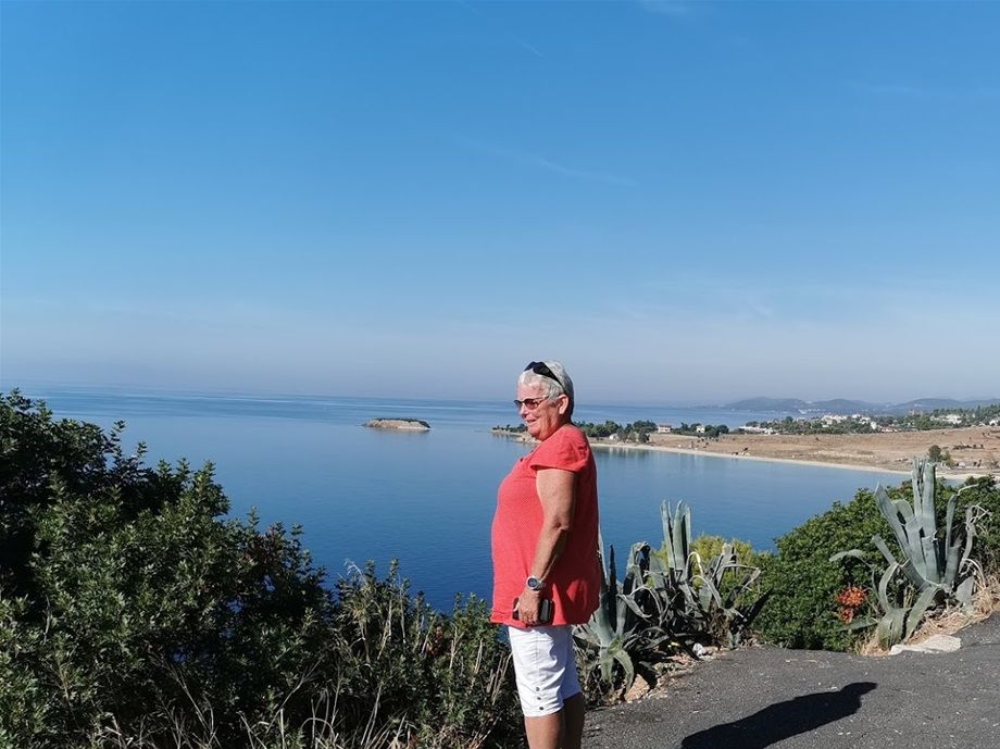 Hanne nyder en af de fantastiske udsigter der er på Halkidiki.
